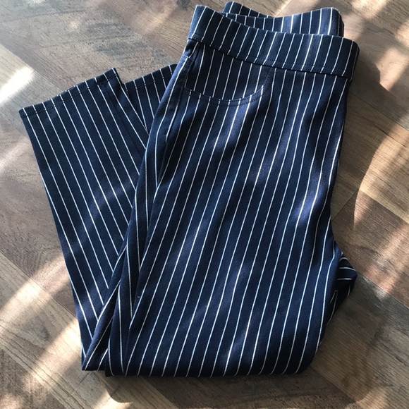 Pinstripe Capri 💙Jegging Navy Med - Picture 7 of 7